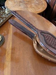 Vintage krbový mech s vyrezávaným ornamentom